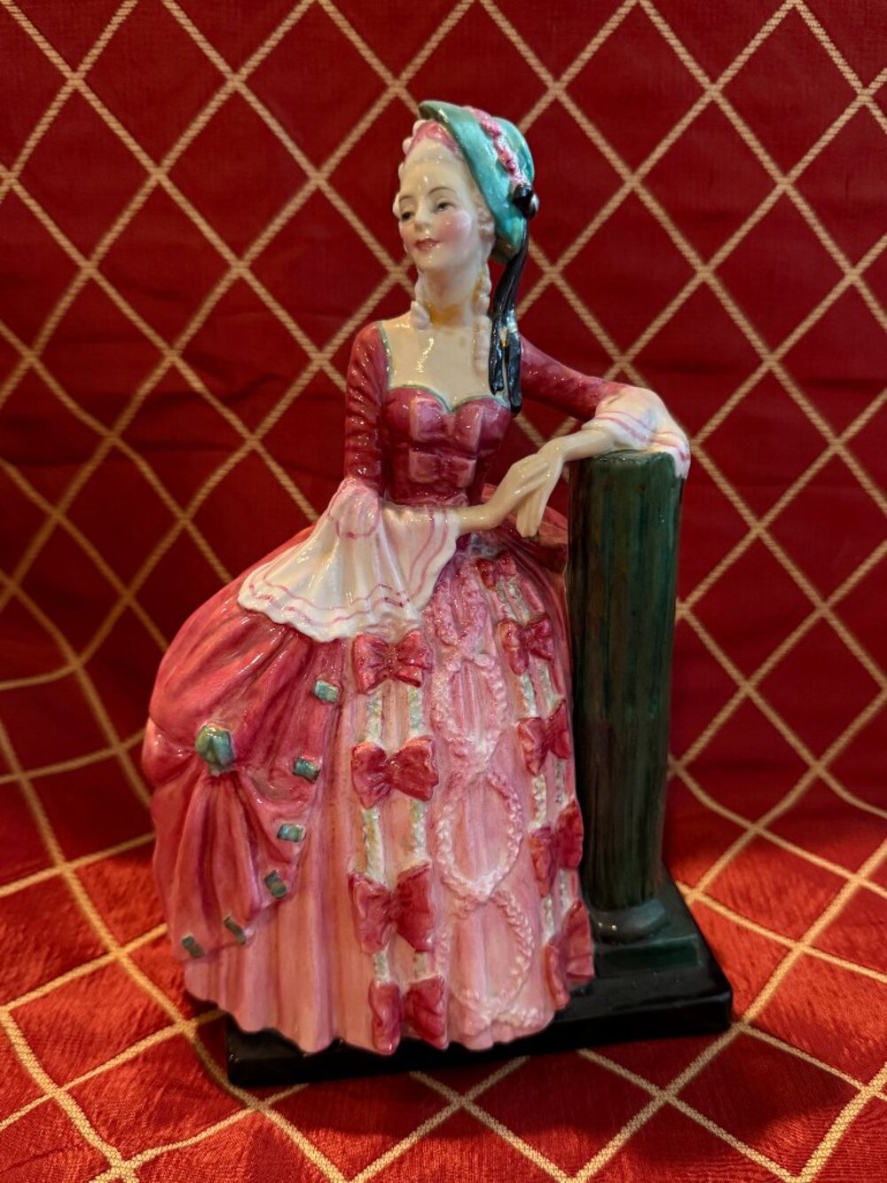 Royal Doulton Figurine Antoinette HN 1850, 1938-1949